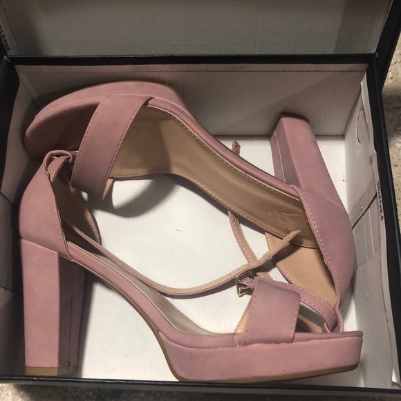 high heels - Picture 2 of 3